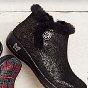 Algeria water resistant boot. Worn once #ankleboot